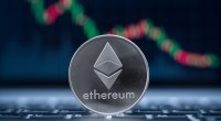 Moeda prateada de Ethereum (ETH) em frente a um gŕafico de preço com candles em queda