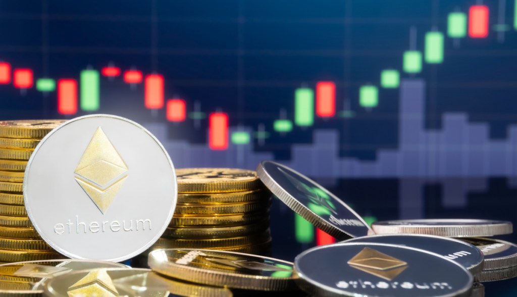 Pilhas de moedas de Ethereum (ETH) em frente a um gráfico de candles de preço em alta