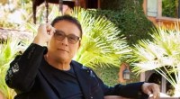 Robert Kiyosaki autor do livro Pai Rico Pai Pobre posa para foto