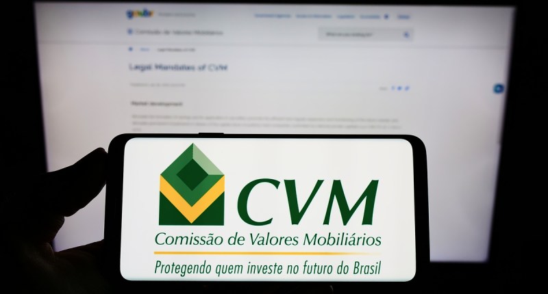 Tela de celular mostra logo da Comissão de Valores Mobiliários do Brasil CVM