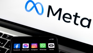 Tela de computador mostra logo da Meta - abaixo tela de celular mostra logos facebook instagram whatsapp