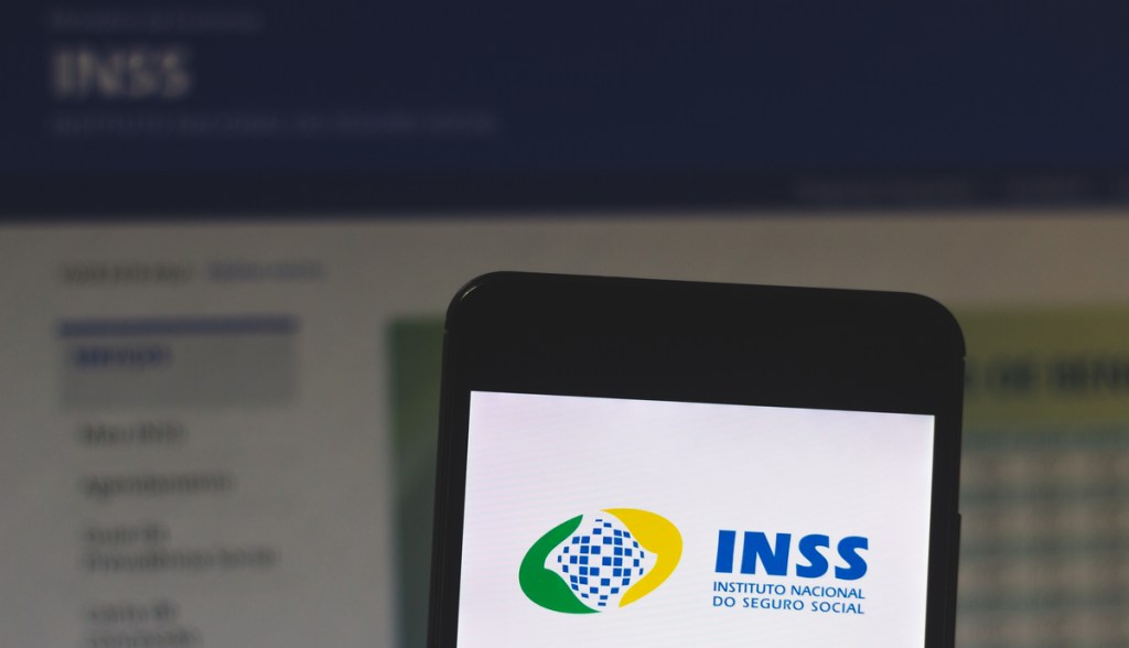 Tela de smartphone exibe logo do INSS