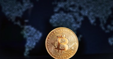 moeda de bitcoin à frente de esboço do mapa-mundi