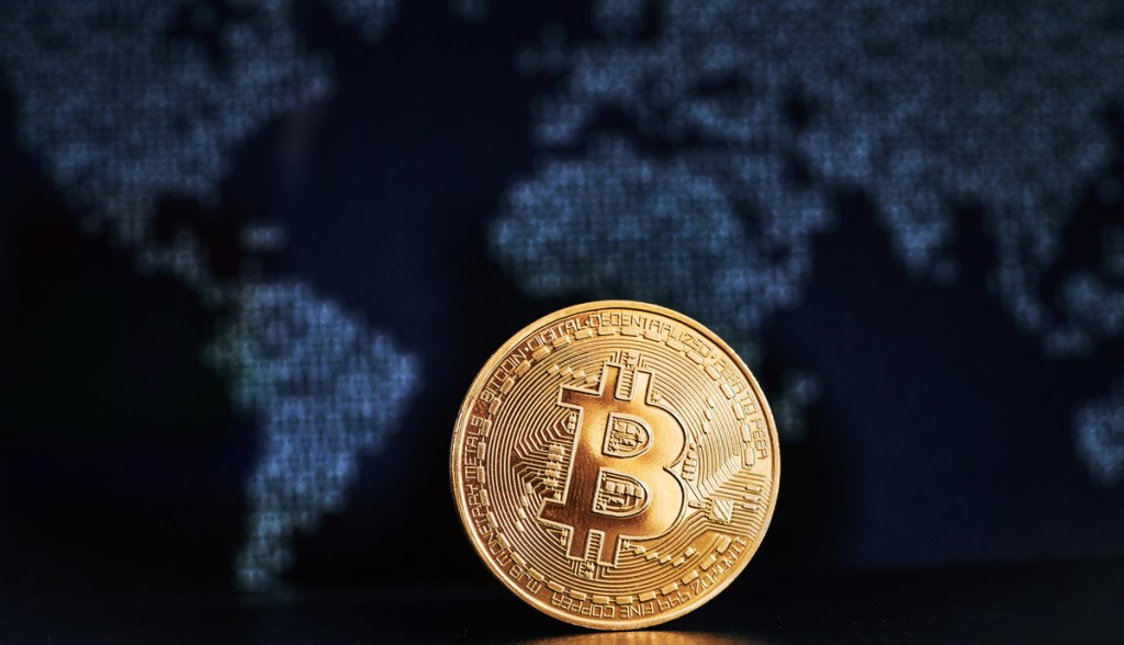 moeda de bitcoin à frente de esboço do mapa-mundi