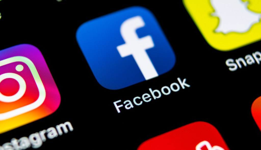 Tela com aplicativo do Facebook