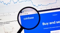 Lupa sobre o logotipo da Coinbase