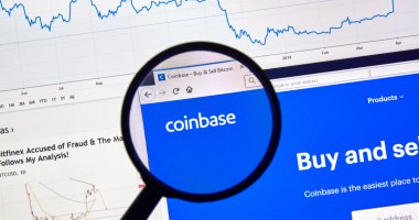 Lupa sobre o logotipo da Coinbase