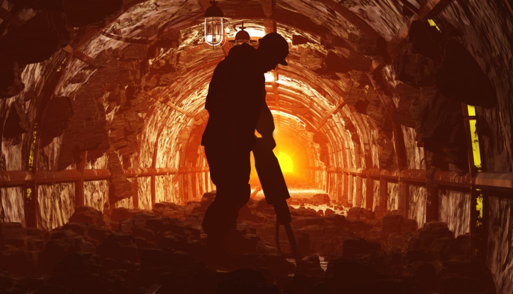 Homem minerando carvão