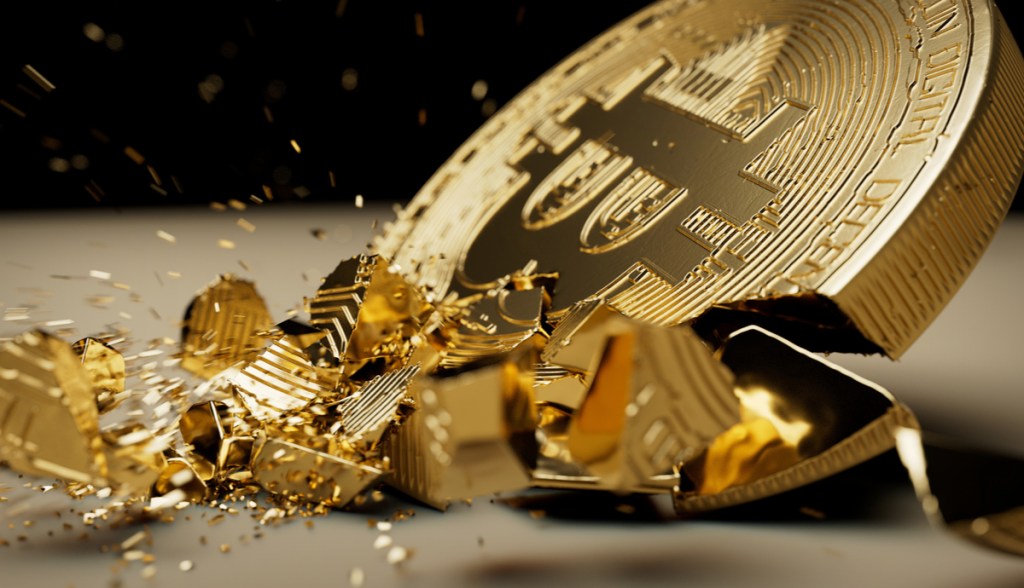 moeda de bitcoin sendo destruída