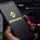 Celular com logotipo da BInance