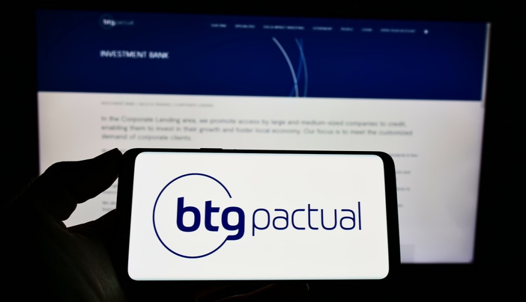 Celular com logo do BTG