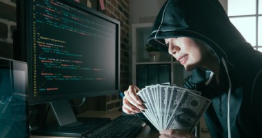 Hacker com dinheiro nas mãos