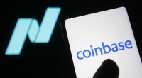 tela de smartphone mostra logo da Coinbase-ao fundo o logo da Nasdaq