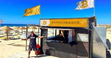 Imagem da matéria: Praia da "Família Bitcoin" em Portugal vira ponto de encontro de fãs de criptomoedas na Europa