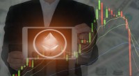 Homem por trás de gráfico transparente que mostra alta seguida de queda da criptomoeda Ethereum