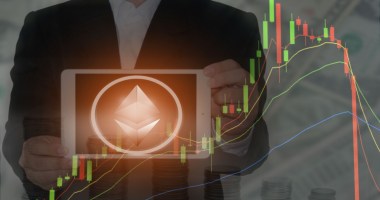 Homem por trás de gráfico transparente que mostra alta seguida de queda da criptomoeda Ethereum