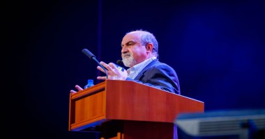 Nassim Nicholas Taleb falando em uma conferência na Rússia em 2017