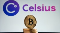 Pilha de moedas de bitcoin à frente de uma tela que mostra logo da Celsius