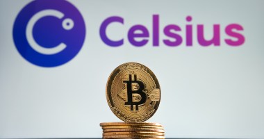 Pilha de moedas de bitcoin à frente de uma tela que mostra logo da Celsius