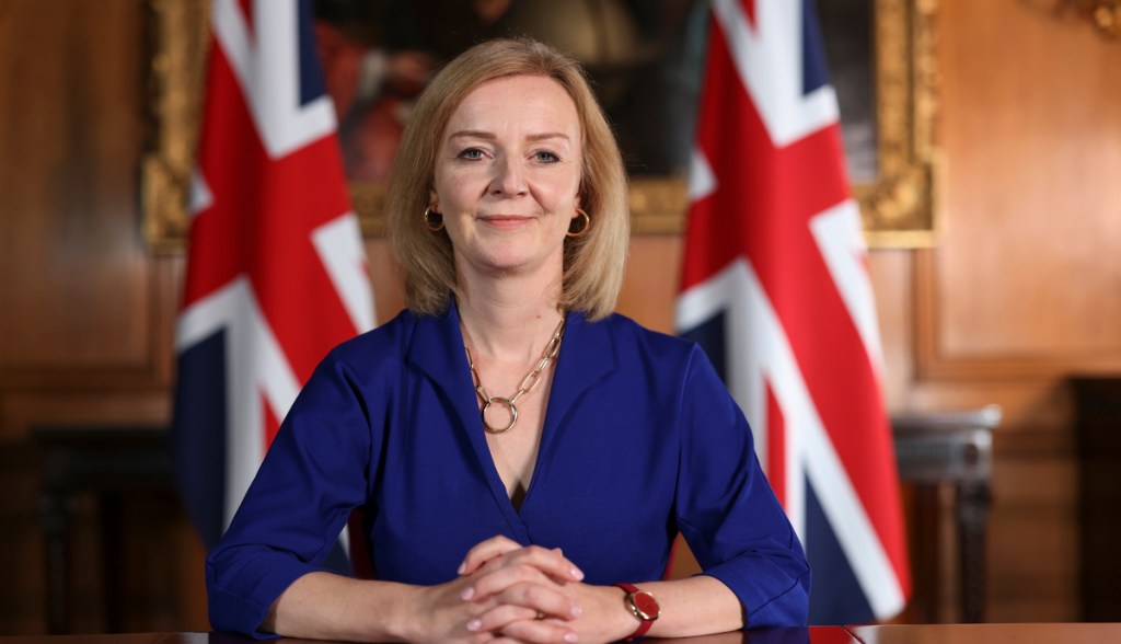Primeira-ministra do Reino Unido Elizabeth Liz Truss posa para foto enquanto secretária de Relações Exteriores