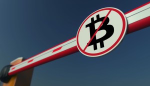 Placa com o simbolo do bitcoin