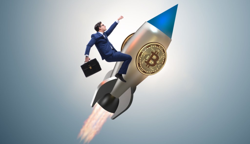 Homem em um foguete com logo do bitcoin