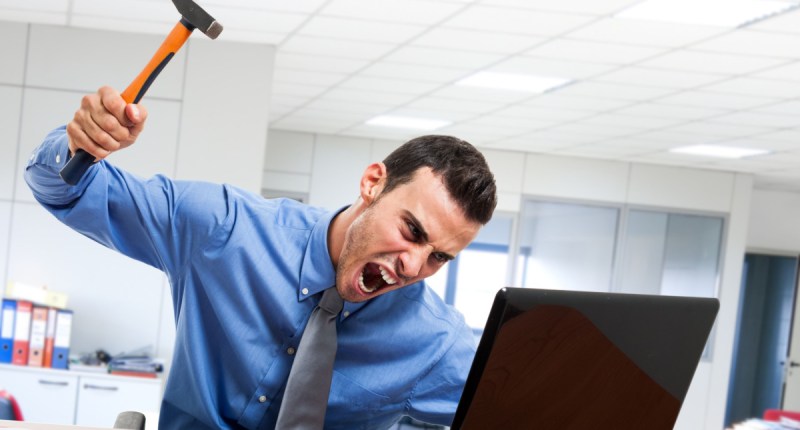 Homem martelando o computador