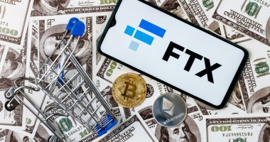 Logo da ftx, dólares e bitcoin