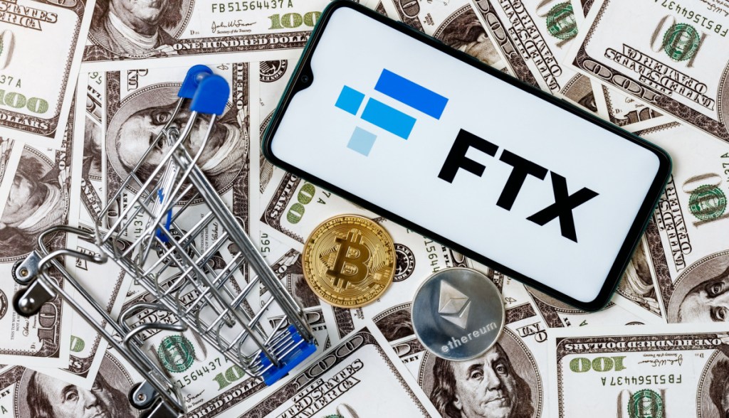 Logo da ftx, dólares e bitcoin