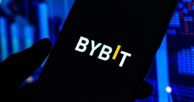 Celular com logo da bybit