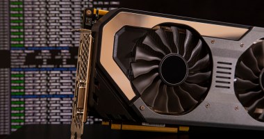 mineradora de bitcoin à frente de um tela que mostra hashrate de bitcoin