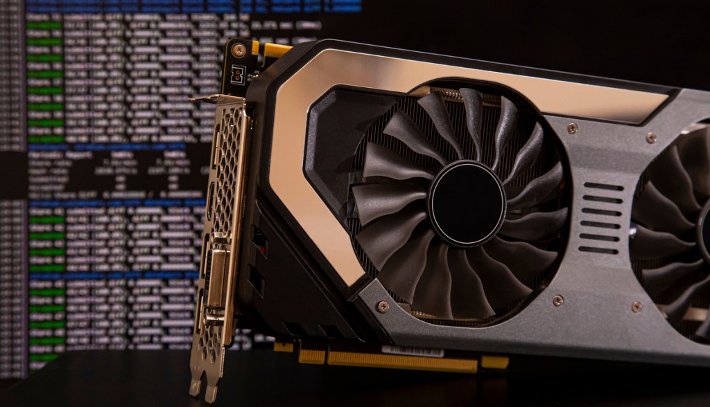 mineradora de bitcoin à frente de um tela que mostra hashrate de bitcoin