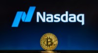 moeda do bitcoin com logo da nasdaq ao fundo