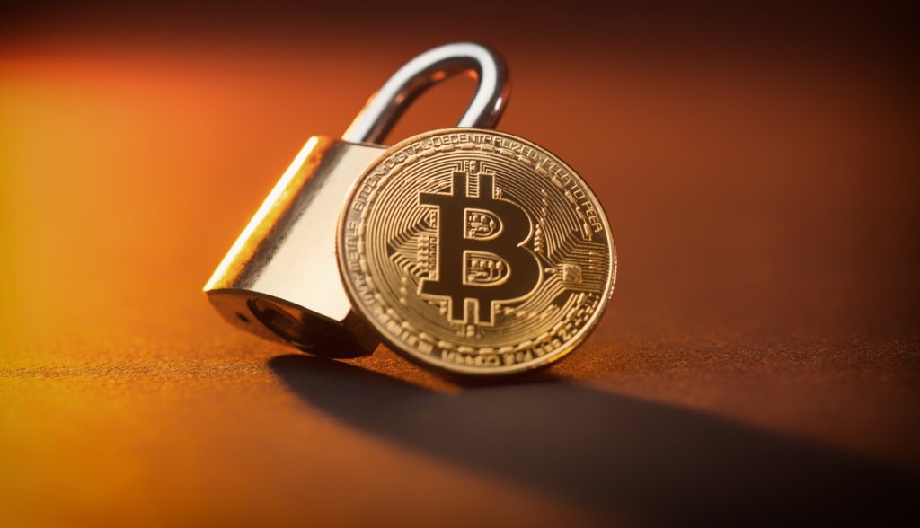 Cadeado e moeda de bitcoin