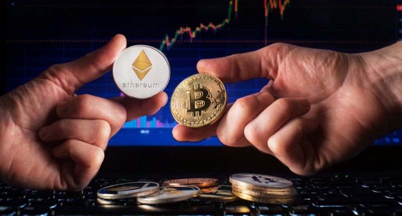 Moedas de ethereum e bitcoin