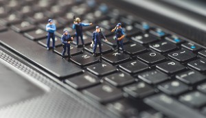 Bonequinhos de policiais em cima de um teclado
