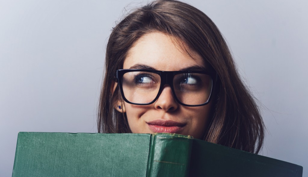 Mulher olhando para um livro