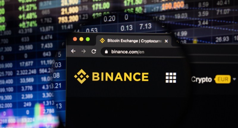 Imagem da matéria: Binance vai deslistar quatro criptomoedas: "Não cumprem mais o padrão"