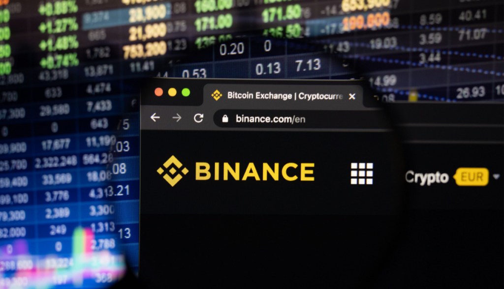 Imagem da matéria: Binance vai deslistar quatro criptomoedas: "Não cumprem mais o padrão"