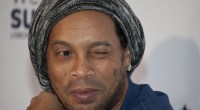 Ronaldinho Gaúcho de boina cinza piscando