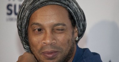 Ronaldinho Gaúcho de boina cinza piscando