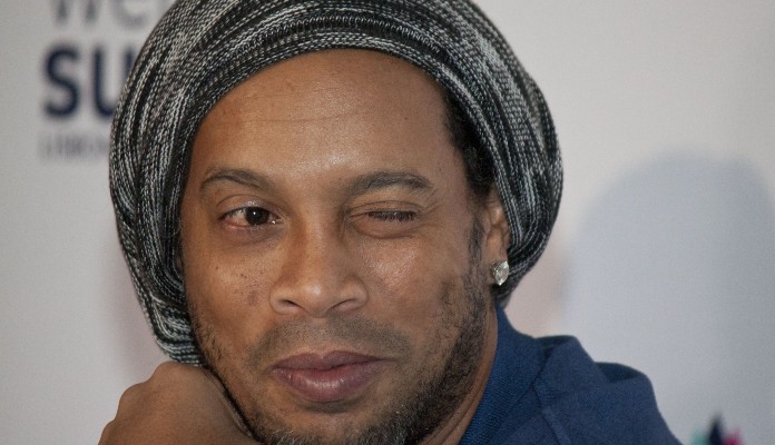 Ronaldinho Gaúcho de boina cinza piscando