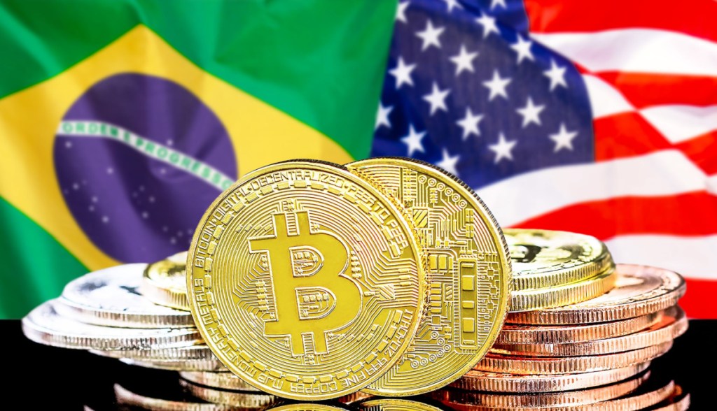 Bitcoin junto com bandeiras do Brasil e dos EUA