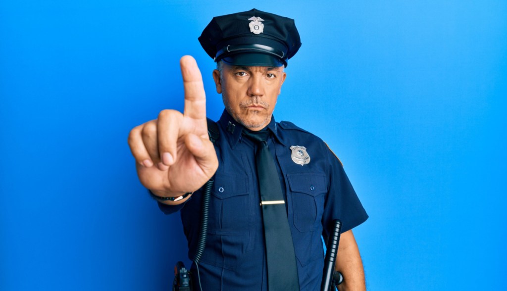 Policial fazendo sinal de pare