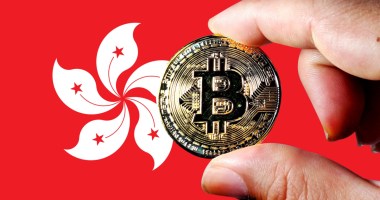 moeda de bitcoin à frente da bandeira de hong kong