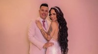 Perlla e Patrick Abrahão posam para foto no dia do casamento