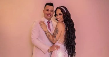 Perlla e Patrick Abrahão posam para foto no dia do casamento