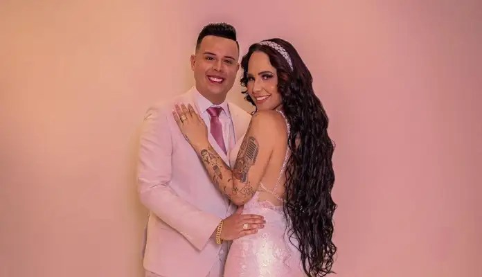 Perlla e Patrick Abrahão posam para foto no dia do casamento