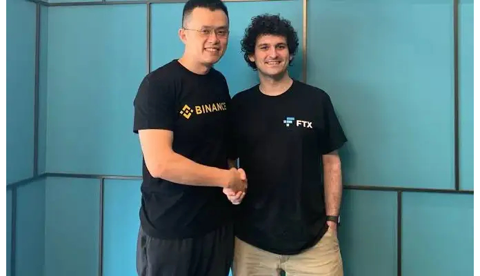 Chanpeng Zhao e Sam Bankman-Fried posam para foto