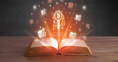 Simulação de holografias saindo de um livro físico com tema criptomoedas blockchain metaverso